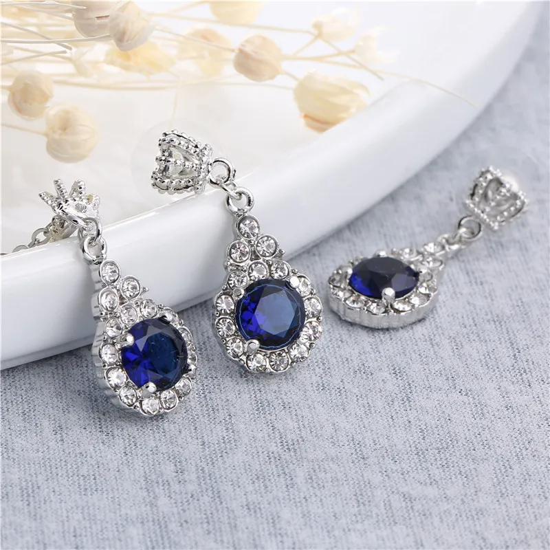 2PCS Fashion Crown Decor Necklace And Earrings Set